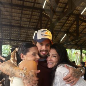 Ana Castela posou usando o relógio ao lado da mãe e de Zé Felipe