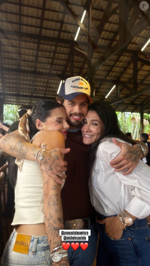 Ana Castela posou usando o relógio ao lado da mãe e de Zé Felipe