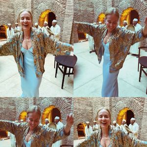 Outro visual que chamou atenção foi o vestido azul clarinho, leve e fluido, que ganhou sofisticação extra com um casaqueto bordado em dourado