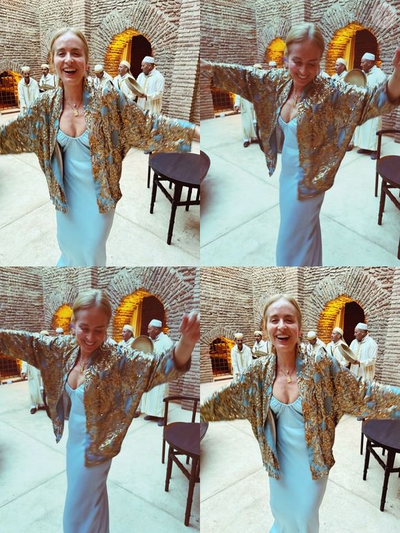 Outro visual que chamou atenção foi o vestido azul clarinho, leve e fluido, que ganhou sofisticação extra com um casaqueto bordado em dourado