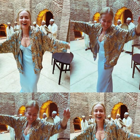 Outro visual que chamou atenção foi o vestido azul clarinho, leve e fluido, que ganhou sofisticação extra com um casaqueto bordado em dourado