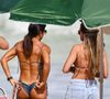 De biquíni, Mônica Teixeira chamou atenção pela boa forma exibida em praia do Rio