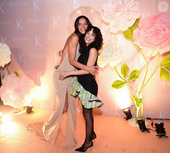 Bruna Marquezine e Manu Gavassi posaram abraçadas durante evento da Kérastase