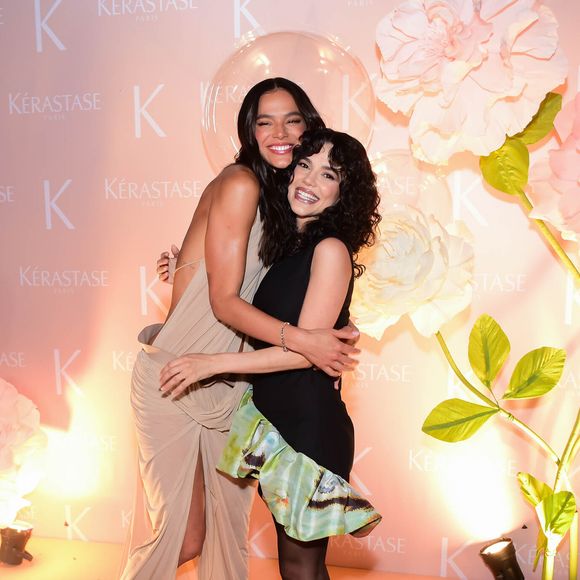 Bruna Marquezine e Manu Gavassi posaram abraçadas durante evento da Kérastase