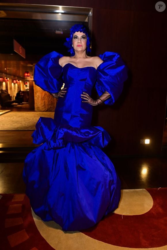 Gilmelândia escolheu um look de impacto em azul vibrante, com vestido de saia volumosa, mangas bufantes e uma silhueta marcada