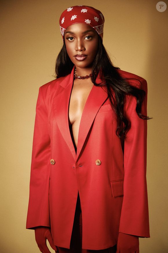 IZA adora incorporar tendências de moda em suas produções