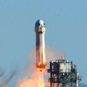 O foguete New Shepard ultrapassou a linha de Kármán, a 100 km da Terra, marcando o primeiro voo espacial totalmente feminino da Blue Origin.