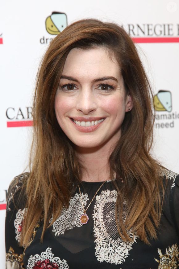 Sempre elogiada por sua beleza natural, Anne Hathaway contornou o envelhecimento de uma forma curiosa
