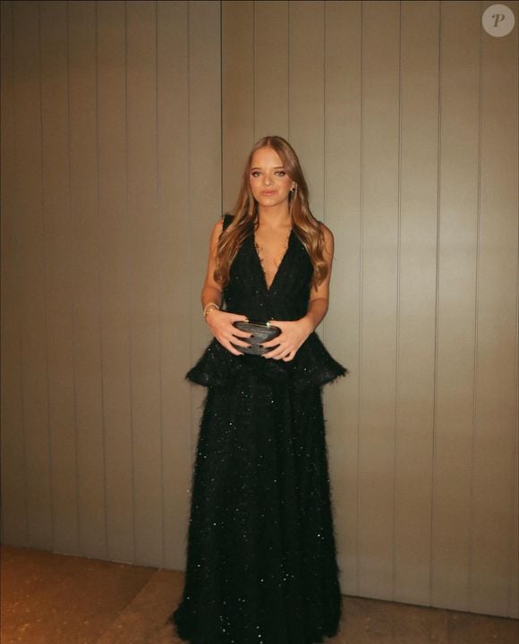 Vestido de Rafaella Justus é da marca Débora Mangabeira e impressiona por um decote longo