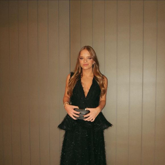 Vestido de Rafaella Justus é da marca Débora Mangabeira e impressiona por um decote longo