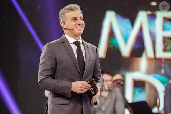 Luciano Huck aparece ao lado de Paulo Vieira durante o ‘Melhores do Ano’, quando o humorista fez piadas sobre Daniel Vorcaro