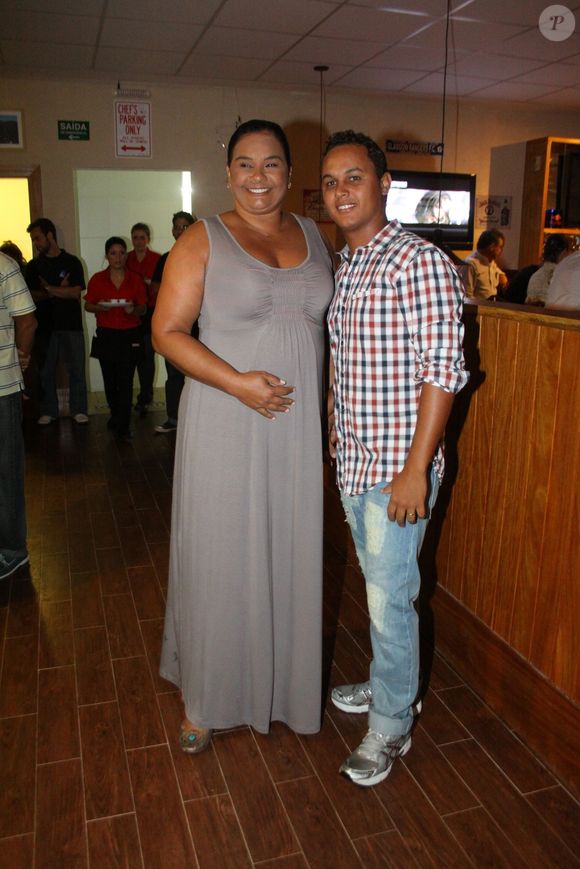 Antes e depois de Solange Couto em fotos: atriz hoje no BBB 26 prestigiou inauguração de casa de carnes em 2011