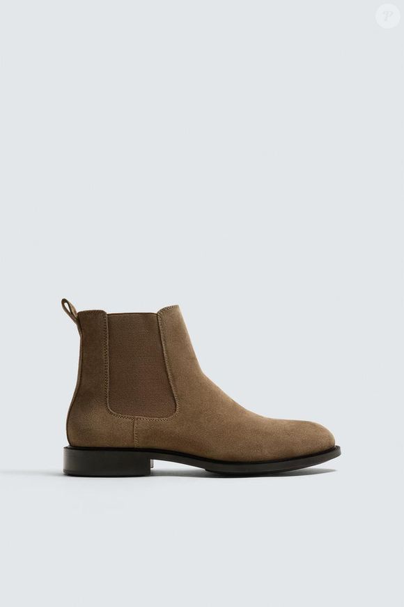 Em tom neutro, a Zara oferece a bota Chelsea de couro estilo suede cinza-toupeira por R$ 439,00, opção versátil que acompanha a paleta da temporada.