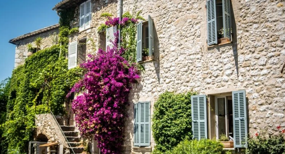 Hugh Grant vive em Alpilles, região da França, onde tem uma casa de pedra típica