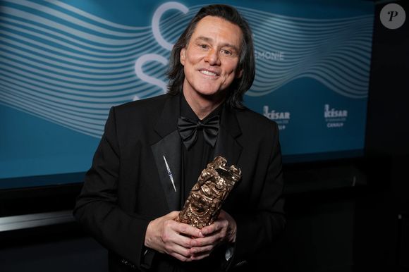 Jim Carrey chegou a ser envolvido em rumores de que teria sido substituído ou dado lugar a um sósia para receber o prêmio