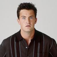 26 roteiros originais de 'Friends', carta de Jennifer Aniston e réplica pessoal da icônica moldura de porta do apartamento de Monica: os itens raros de Matthew Perry que vão a leilão quase 3 anos depois da morte do ator