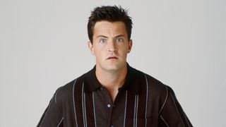 26 roteiros originais de 'Friends', carta de Jennifer Aniston e réplica pessoal da icônica moldura de porta do apartamento de Monica: os itens raros de Matthew Perry que vão a leilão quase 3 anos depois da morte do ator