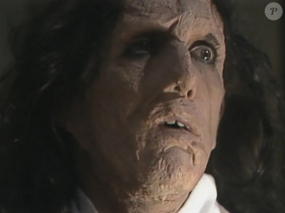 Mascarado em 'A Viagem': personagem da novela usava máscara para esconder rosto desfigurado, após acidente com aeronave.