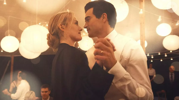 Série criada por Ryan Murphy escolhe versões específicas para contar o início do romance entre JFK Jr. e Carolyn