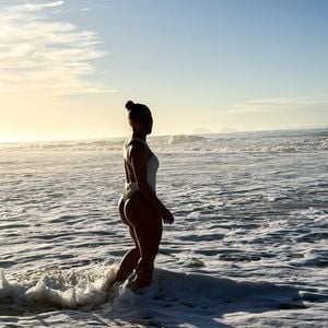 Paolla Oliveira compartilha bastidores da comemoração e bumbum chama atenção