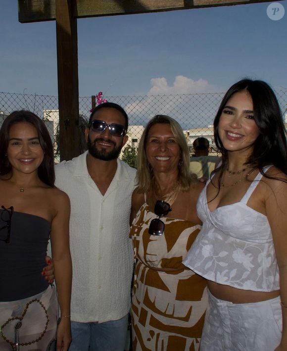 Gravidez de Giovanna Buscacio: influencer reuniu os pais e a irmã, Giullia Buscacio, em foto ao revelar que será mãe pela primeira vez