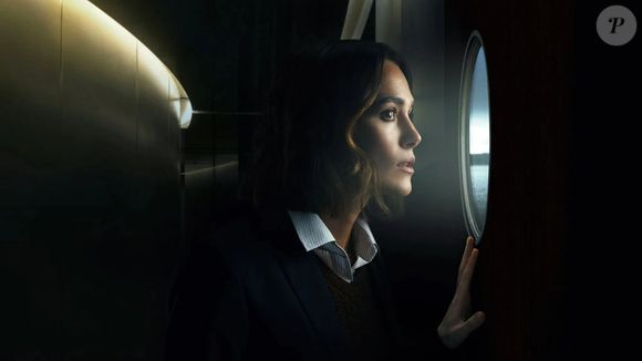 'A Mulher da Cabine 10' acompanha Laura 'Lo' Blacklock, uma jornalista que presencia um assassinato em alto-mar