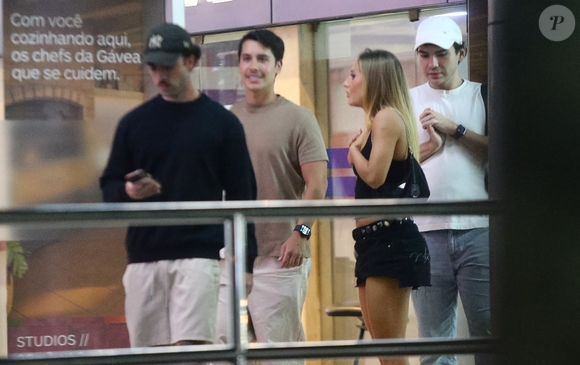 Bruna Griphao namora Yam Vieira (na foto de boné preto)