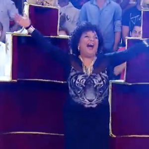 Momento apoteótico no 'Esquenta!': Babi sai de bolo cenográfico para abraçar e beijar Arlindo