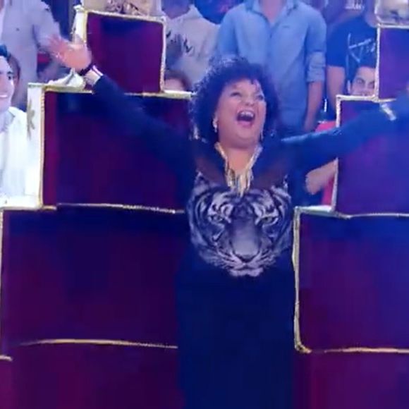 Momento apoteótico no 'Esquenta!': Babi sai de bolo cenográfico para abraçar e beijar Arlindo