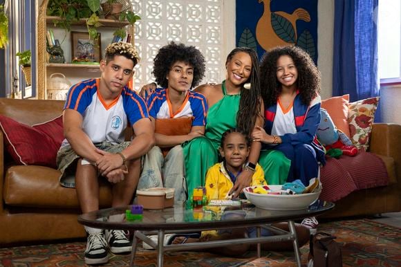 Sheron Menezzes vive Bela em 'Por Você', novela da TV Globo em que a médica decide assumir os quatro filhos de Juli, personagem de Lucy Ramos, após a morte da amiga em um acidente de carro