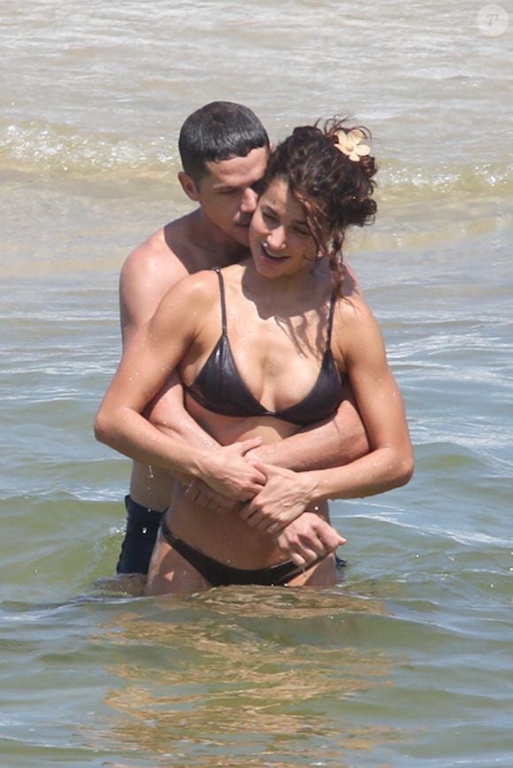 José Loreto deu 'chega-mais' na namorada, Fernanda Marques, durante dia na praia em 22 de março de 2026