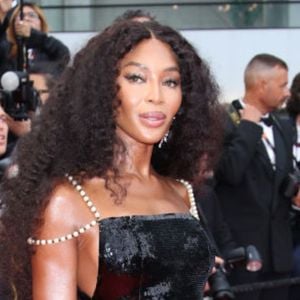 Os cinco melhores exercícios de Naomi Campbell para ter braços firmes e pernas torneadas aos 55 anos