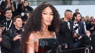 Os cinco melhores exercícios de Naomi Campbell para ter braços firmes e pernas torneadas aos 55 anos