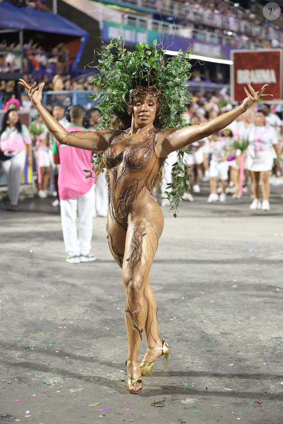 Evelyn Bastos surgiu com corpo pintado para segundo e último ensaio técnico da Mangueira para o Carnaval 2026