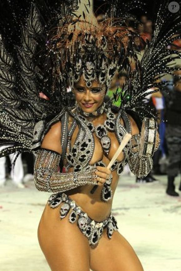 Em 2011, Viviane Araújo marcou seu quarto desfile pelo Salgueiro com uma fantasia inusitada representando o BOPE (Batalhão de Operações Policiais Especiais). Toda em tons de preto, ela incorporou o filme 'Tropa de Elite' na Sapucaí