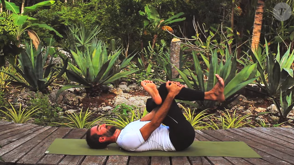 Ao praticar a postura reversa do pombo com as costas apoiadas no chão, é possível controlar a intensidade do alongamento, tornando o exercício uma alternativa acessível à tradicional postura do pombo