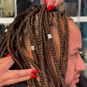 O jogador de futebol Neymar surgiu com um novo visual recentemente.