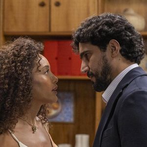 Raquel (Taís Araujo) recebe Ivan (Renato Góes) na Paladar. Eles conversam sobre as confusões na vida de Ivan e quase se beijam.