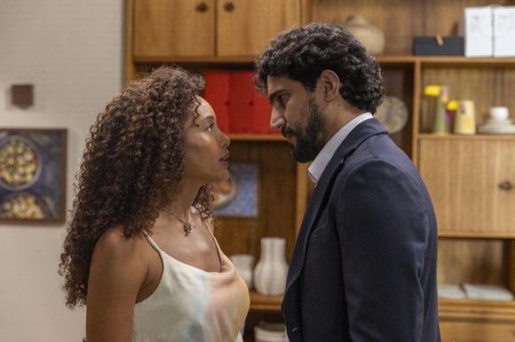 Raquel (Taís Araujo) recebe Ivan (Renato Góes) na Paladar. Eles conversam sobre as confusões na vida de Ivan e quase se beijam.
