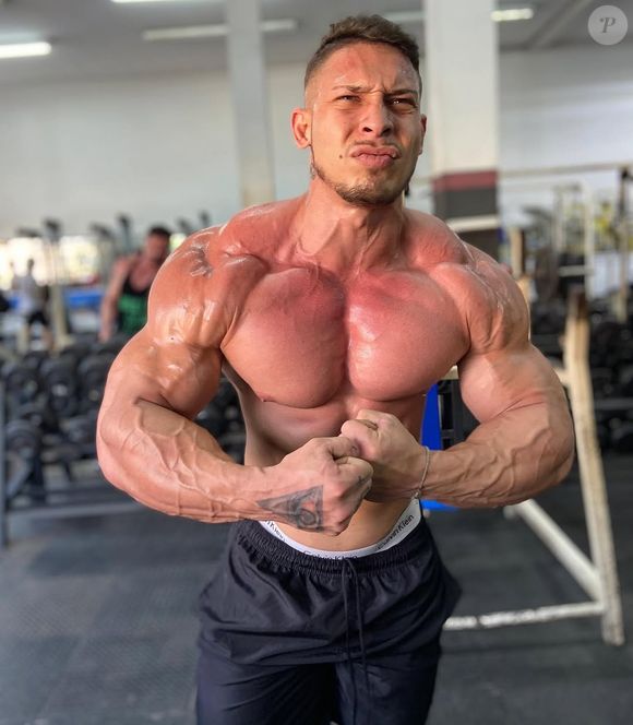 Ramon Dino seguiu uma dieta de 4000 calorias em sua preparação para a competição