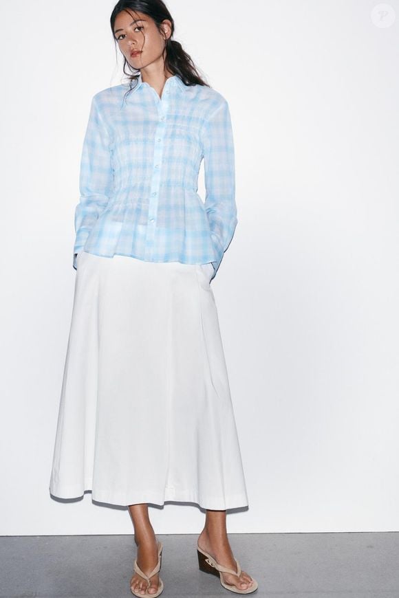 A Zara continua trazendo peças mais refinadas, como essa saia midi de cintura alta com detalhes de pregas na frente, extremamente elegante, que facilmente poderia passar por uma criação da Massimo Dutti ou até da Prada. A peça combina perfeitamente com scarpins ou alpargatas em estilo mediterrâneo. Valor: R$ 229,00