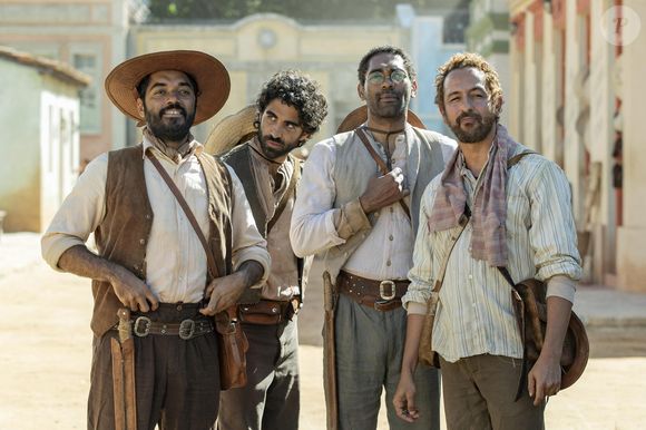 Josué (Thomás Aquino) sai da venda de Bosco (Luiz Carlos Vasconcelos na novela 'Guerreiros do Sol', que estreará em junho no Globoplay