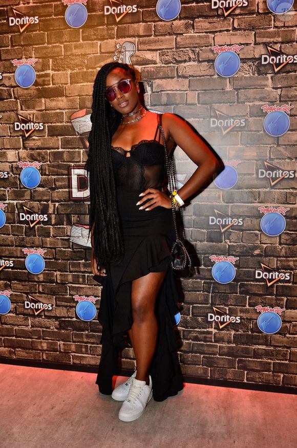 Iza combinou babado, transparência e assimetria em um look com óculos de lentes rosadas para o Rock in Rio de 2017