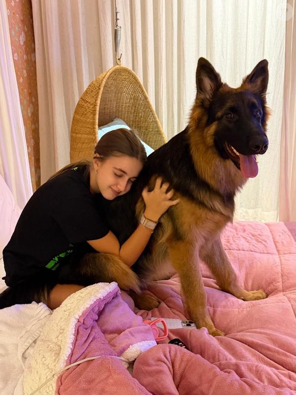 Eva, filha de Luciano Huck e Angélica, é apaixonada por animais