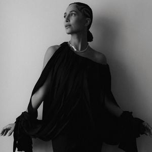 Camila Pitanga usou look customizado por Marco Ribeiro