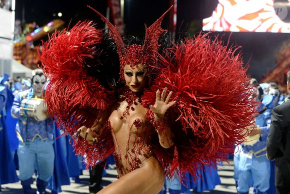 Sabrina Sato exibiu pernas torneadas em fantasia