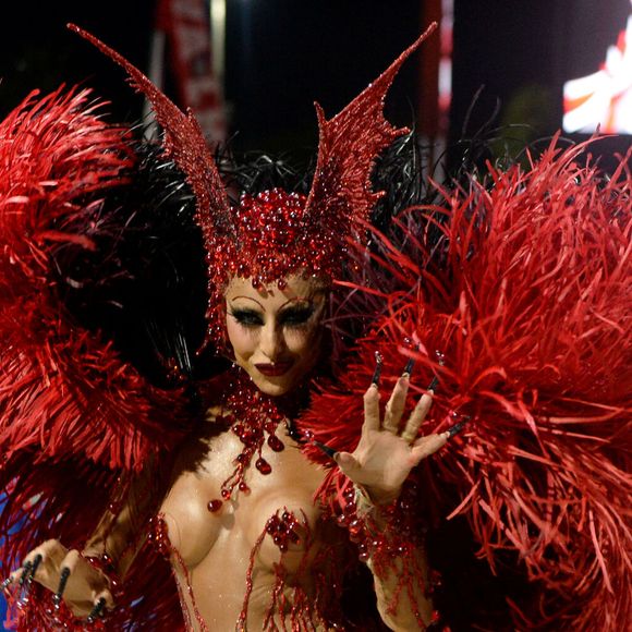 Sabrina Sato exibiu pernas torneadas em fantasia