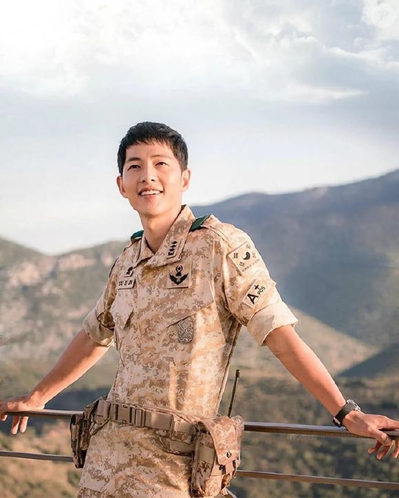 'Descendentes do Sol': um capitão das forças especiais e uma médica se aproximam, mas enfrentam diferenças e riscos da profissão. Os dois se reencontram em uma missão humanitária em uma região perigosa