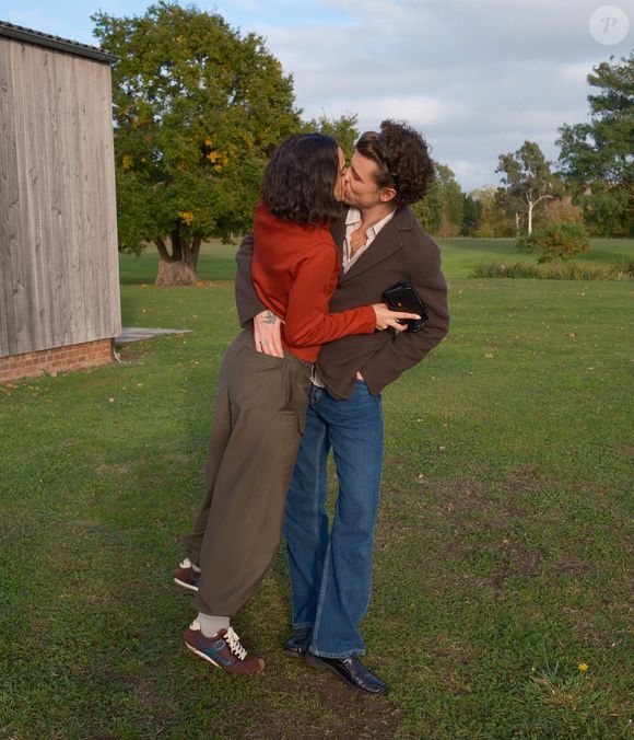 Bruna Marquezine, de 31 anos, apostou em uma blusa vermelha, calça marrom e tênis de luxo da Loewe nos registros publicados por Shawn Mendes, de 28. O casal foi fotografado ao ar livre, em um ambiente cercado por árvores e com um extenso gramado