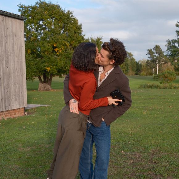 Bruna Marquezine, de 31 anos, apostou em uma blusa vermelha, calça marrom e tênis de luxo da Loewe nos registros publicados por Shawn Mendes, de 28. O casal foi fotografado ao ar livre, em um ambiente cercado por árvores e com um extenso gramado